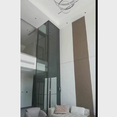 Sicherer und zuverlässiger schraubgetriebener Aufzug.