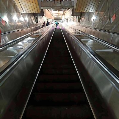 20 Meter Lifte und Fahrtreppen 100 Personen/Min.